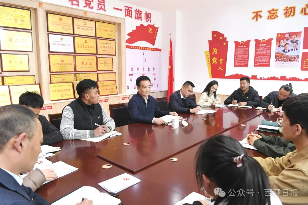  Wang Junzheng and representatives of young students in our district
